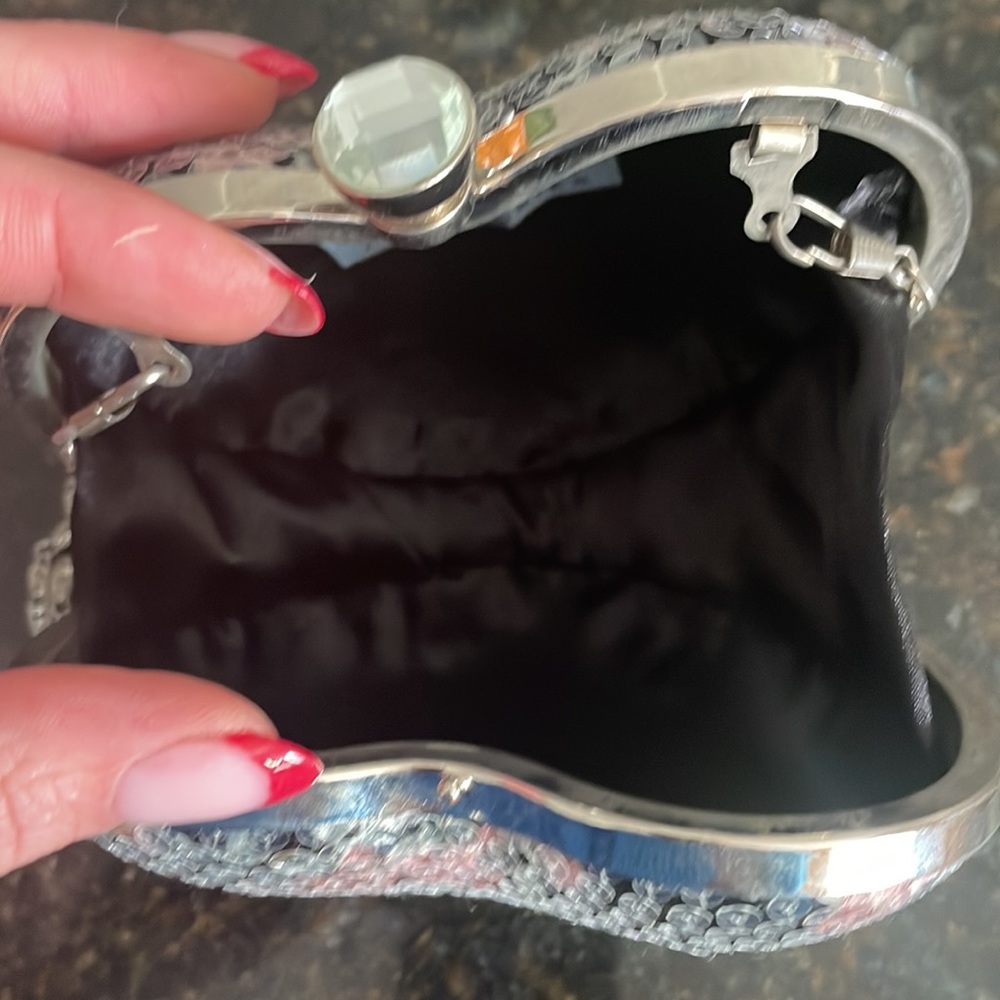 Small Heart Shape Clutch With A Chain - image 4